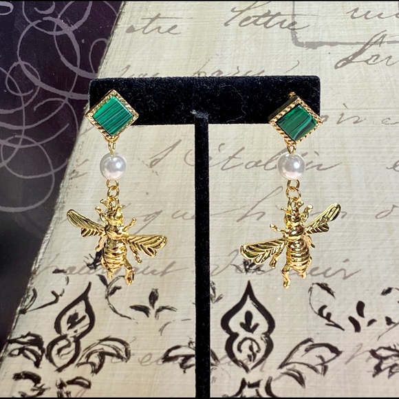 Faux pearls bee 🐝 earrings - Picture 2 of 5